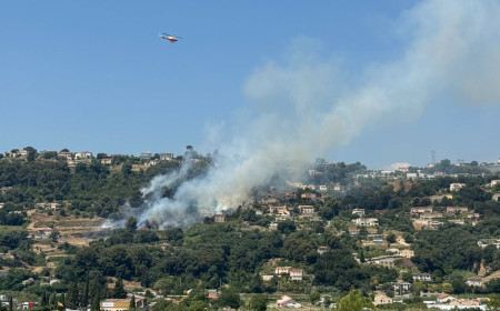 Saint-Laurent-du-Var : un feu d’espace naturel rapidement fixé grâce à l'intervention massive des secours