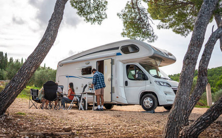 Camping-car : Comment éviter les amendes forfaitaires lors du stationnement de nuit ?
