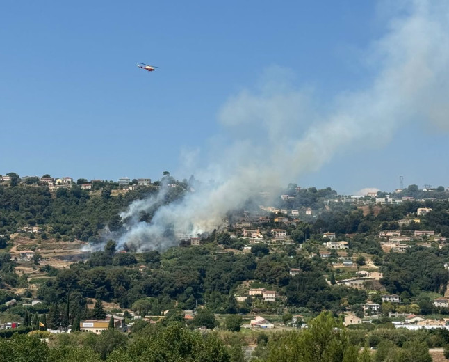 Saint-Laurent-du-Var : un feu d’espace naturel rapidement fixé grâce à l'intervention massive des secours