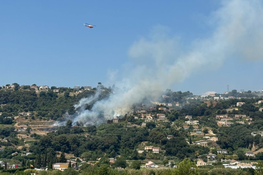 Saint-Laurent-du-Var : un feu d’espace naturel rapidement fixé grâce à l'intervention massive des secours